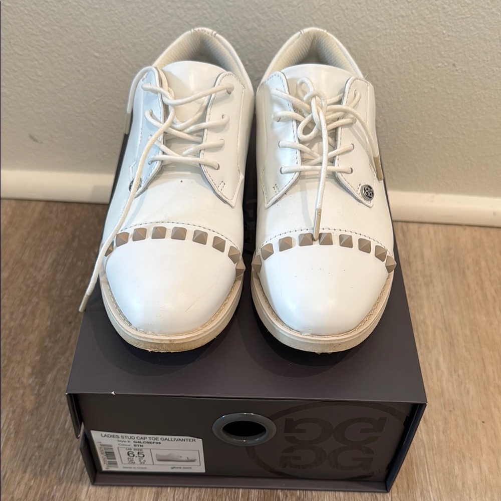 G/FORE WOMEN'S GALLIVANTER LEATHER STUD CAP TOE GOLF SHOE